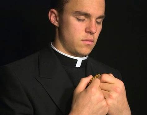 Un cura dice que llevó a un chico a un bar gay por accidente CromosomaX