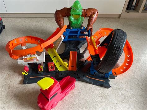 Hot Wheels Toxic Gorilla Slam Playset Hobbies Toys Toys Games On Carousell