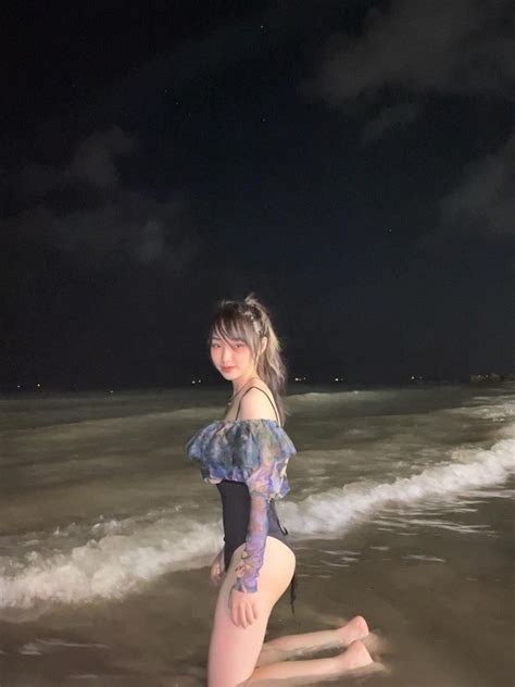 Hoa Nhật Huỳnh thẳng tiến vào đường đua bikini Thả dáng cực nuột khoe body mát mắt