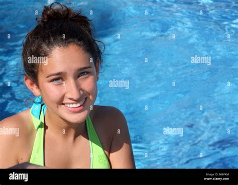 Young teen bikini beach hot Fotos und Bildmaterial in hoher Auflösung Seite Alamy
