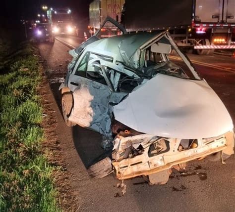 Carro Fica Destru Do Ap S Colidir Em Caminh O Na Br Der Luiz