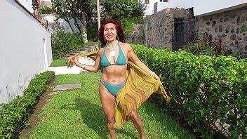 LA DIOSA MILF REALIZA UN SENSUAL SPLIT EN JARDÍN DE CASA DE PLAYA XVIDEOS