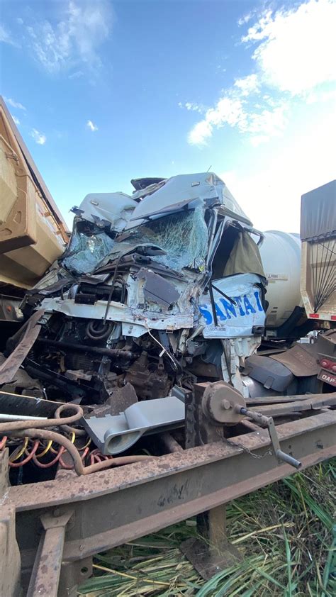 Caminhão tanque carregado etanol tomba na BR 376