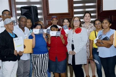 Nuestra cónsul Romina León Santos junto a la Gobernadora de Santiago