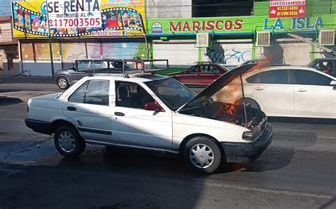 Falla mecánica provoca incendio de un automóvil en Monterrey