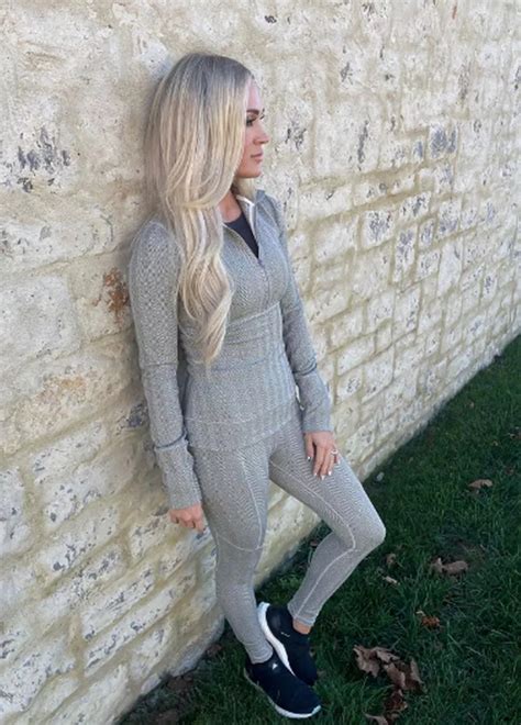 Carrie Underwoods Hottest Snaps Bikini Babe Endless Legs And Braless Chic Daily Star