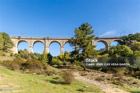 Foto De Ponte Ferroviária Que Cruza O Rio Cofio Na Serra De Guadarrama