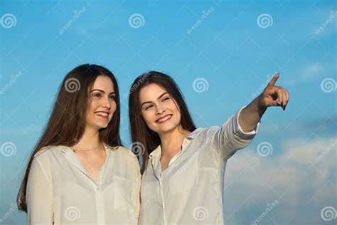 Deux Filles Jumelles De Belles Jeunes Soeurs Photo Stock Image Du