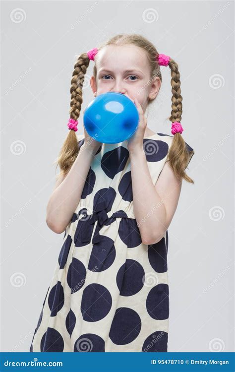 Fille Blonde Caucasienne Avec Des Tresses Posant Dans La Polka Dot Dress Against White Photo