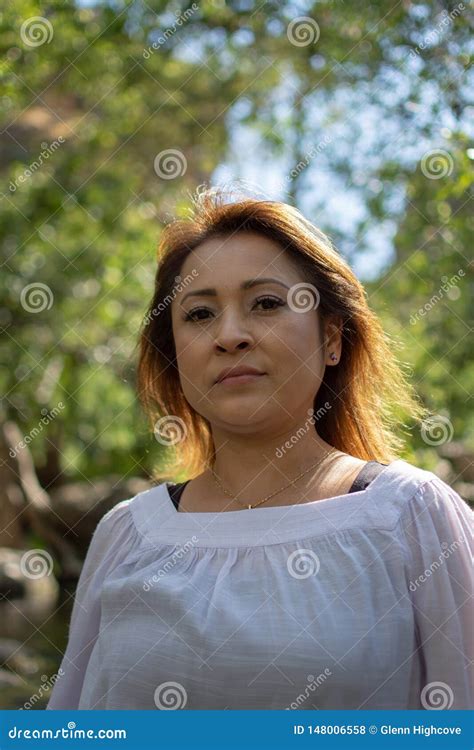 Mujer De Latina Con La Situaci N Seria De La Expresi N En La Sombra Con El Pelo Que Brilla