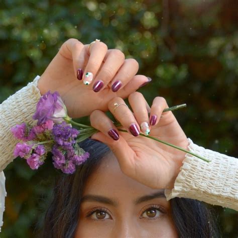 Tendenze Unghie Autunno Tra Il Nude E Il Verde Che Mette In Risalto Le Mani