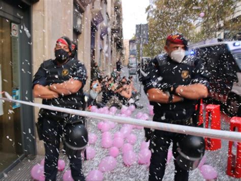 Desenes De Persones Es Concentren A Les Portes Dun Habitatge A La