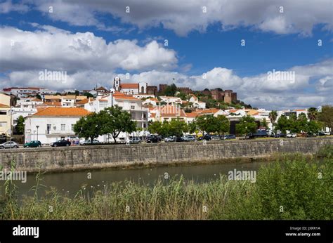 Una vista de la ciudad de Silves desde el río Arade Faro Algarve