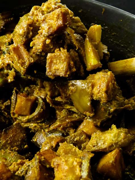 SRI LANKAN KALIYA CURRY(ash plantain-brinjal curry). | ISLAND SMILE