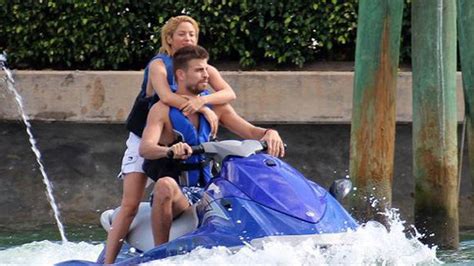 Shakira Mostr Sus Curvas Con Una Diminuta Bikini En Miami