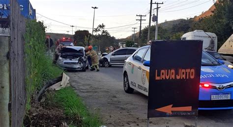 Duas pessoas são socorridas após acidente entre carros em Cordeiro