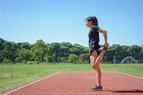 Vista Lateral Da Jovem Latina Em P Na Pista De Corrida Esticando A Perna Do M Sculo Femoral