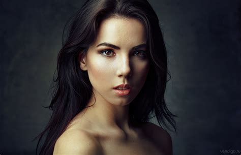 обои : лицо, женщины, портрет, Простой фон, длинные волосы, Смотрит на ...