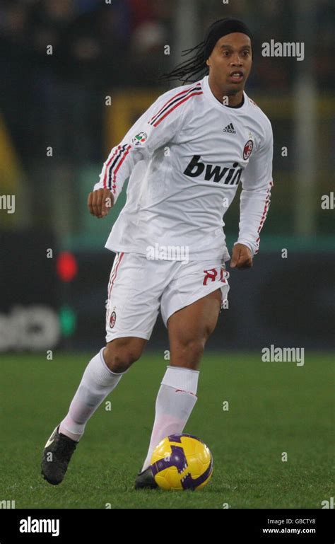 Ac Milans Ronaldinho Im Olympiastadion Fotos Und Bildmaterial In