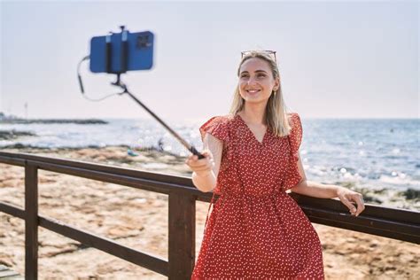 Jeune Fille Blonde Souriant Joyeux Selfie Au Smartphone De La Plage Image Stock Image Du Oc An