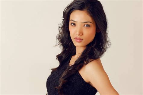 Bollywood Hot Smile Pretty Face Brunette Model Pose P Celebrity Sexy Figure