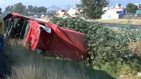 Vuelca camioneta sobre la autopista México Pirámides y colapsa el