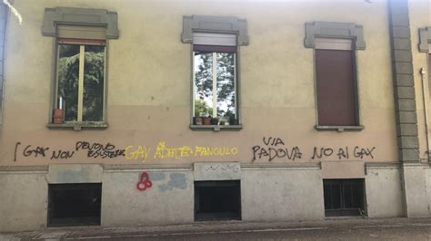 I Gay Non Devono Esistere Frasi Omofobe Sulla Facciata Della Scuola A Milano