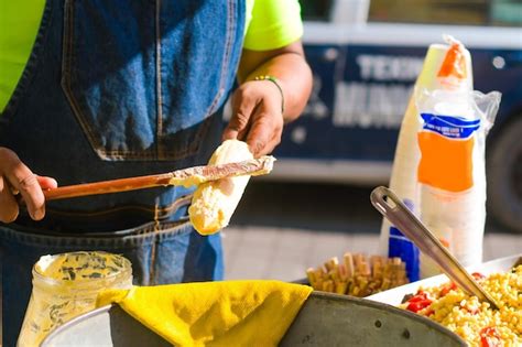 Préparation De La Cuisine De Rue Mexicaine Traditionnelle Des élotes