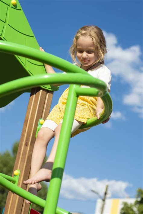 Petite Fille Joyeuse Jouant Sur Le Terrain De Jeu Photo Stock Image Du Blonde Playground