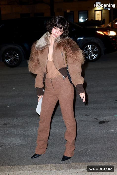 Emily Ratajkowski Sexy Flashes Her Hot Tits While Attending To Marc Jacobs Fashion Show In New