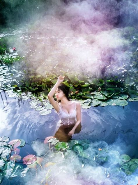 Danh tính thật của hot girl ngực khủng chụp ảnh tắm hồ