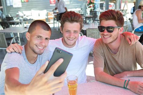 Amigos Masculinos De Appy Que Toman El Selfie Y Que Beben La Cerveza En