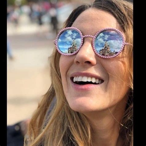 Pin By Richi •ᴗ• 🖤 On Blake In 2020 Blake Lively Trending Sunglasses Round Lens Sunglasses