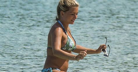 Hoa hậu Anh sex trên truyền hình khoe bụng mỡ trên biển với bikini