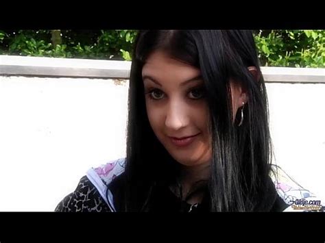 Viejo se folla a hermosas jóvenes en un trío hardcore XVIDEOS