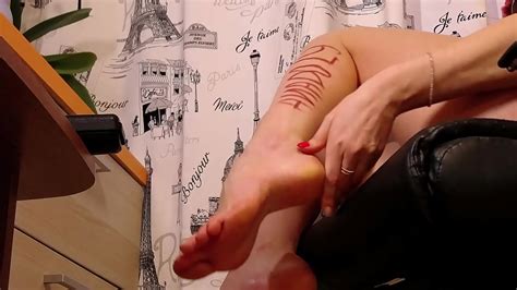 Sexy Bitch Caresses Her Legs For You XVIDEOS