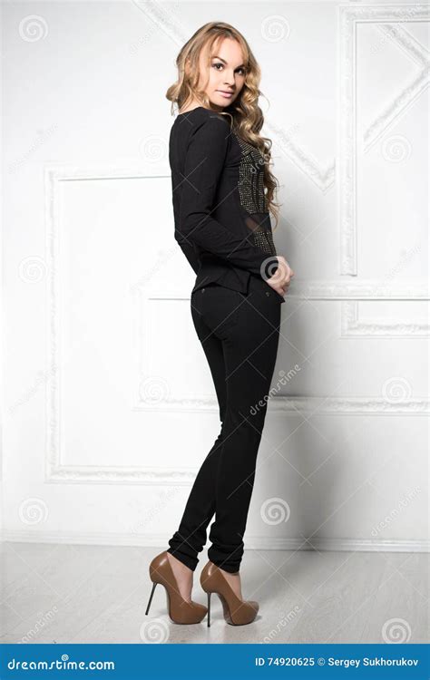 Femme Blonde Assez Aux Longues Jambes Image Stock Image Du Invitation Leggy