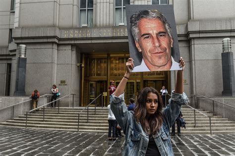 Jeffrey Epstein Dead: Financier Dies By Suicide in Manhattan Jail | Vogue