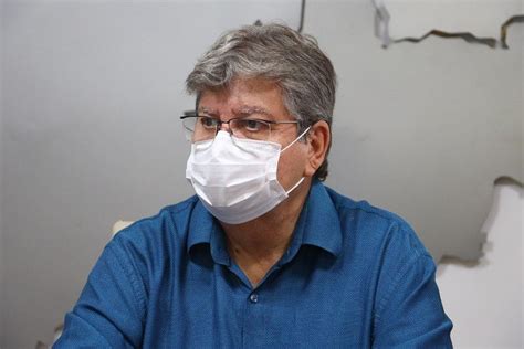 Propaganda do Novo Polo casal gay é criticada nas redes sociais