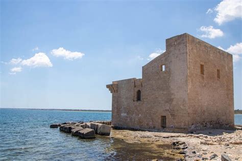 Premium Photo Ancient Tonnara And Sveva Tower In The Vendicari Nature