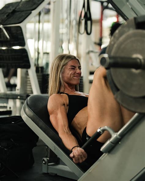 sabrina nic | nfgu energy 🐺 lets start the week of strong😤 @darcsport