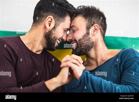 Couple Gay Heureux Ayant Des Moments Romantiques Au Lit Relation D Amour Homosexuel Et Concept