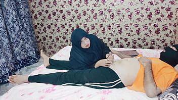 Chica musulmana con hiyab me atrapó masturbándome la polla en la sala de estudio XVIDEOS