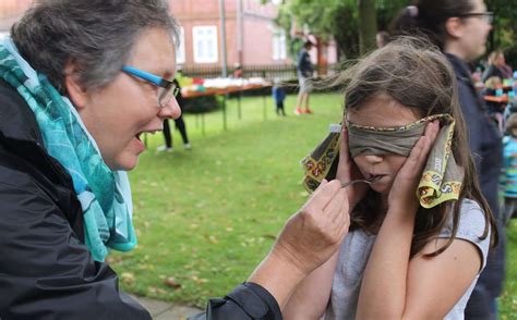 Sich Beteiligen Mineral Larynx Kinderspiele Mit Verbunden Augen Startpunkt Schrein Turm