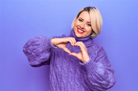 Belle Blonde Plus Taille Femme Portant Casual Turtleneck Pull Sur Fond Violet Sourire En Amour