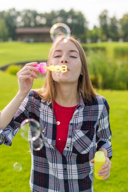 Coup Moyen Fille Jouant Avec Des Bulles De Savon Photo Gratuite