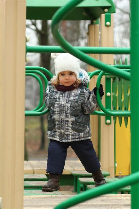 Niño Superando El Recorrido De Obstáculos En El Parque De Cuerdas Al