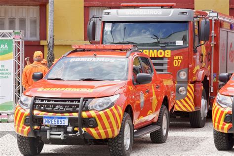 Camilo Santana anuncia a convocação de 204 bombeiros e entrega viaturas