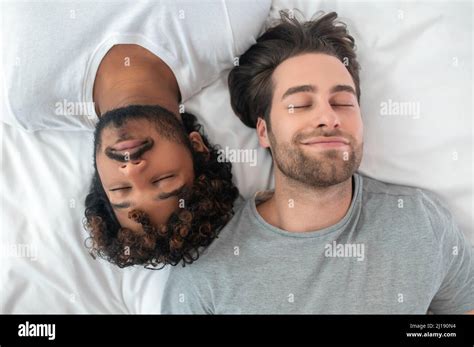 Junge Gay Biracial Paar Schlafen Im Bett Stockfotografie Alamy