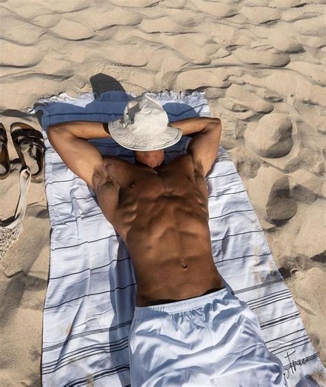 M a r s em 2023 Homens praia Moda masculina de verão Fotografia de